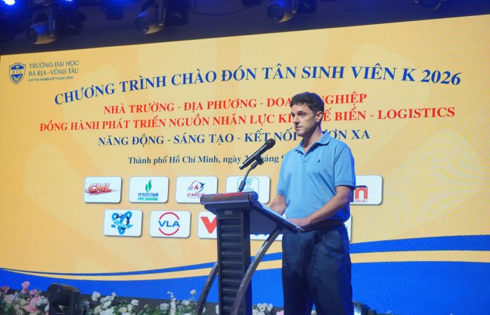 Góc nhìn thực chiến từ chuyên gia quốc tế về lĩnh vực Logistics tại lễ “Chào đón Tân sinh viên K2026” khoa Kinh tế Biển – Logistics